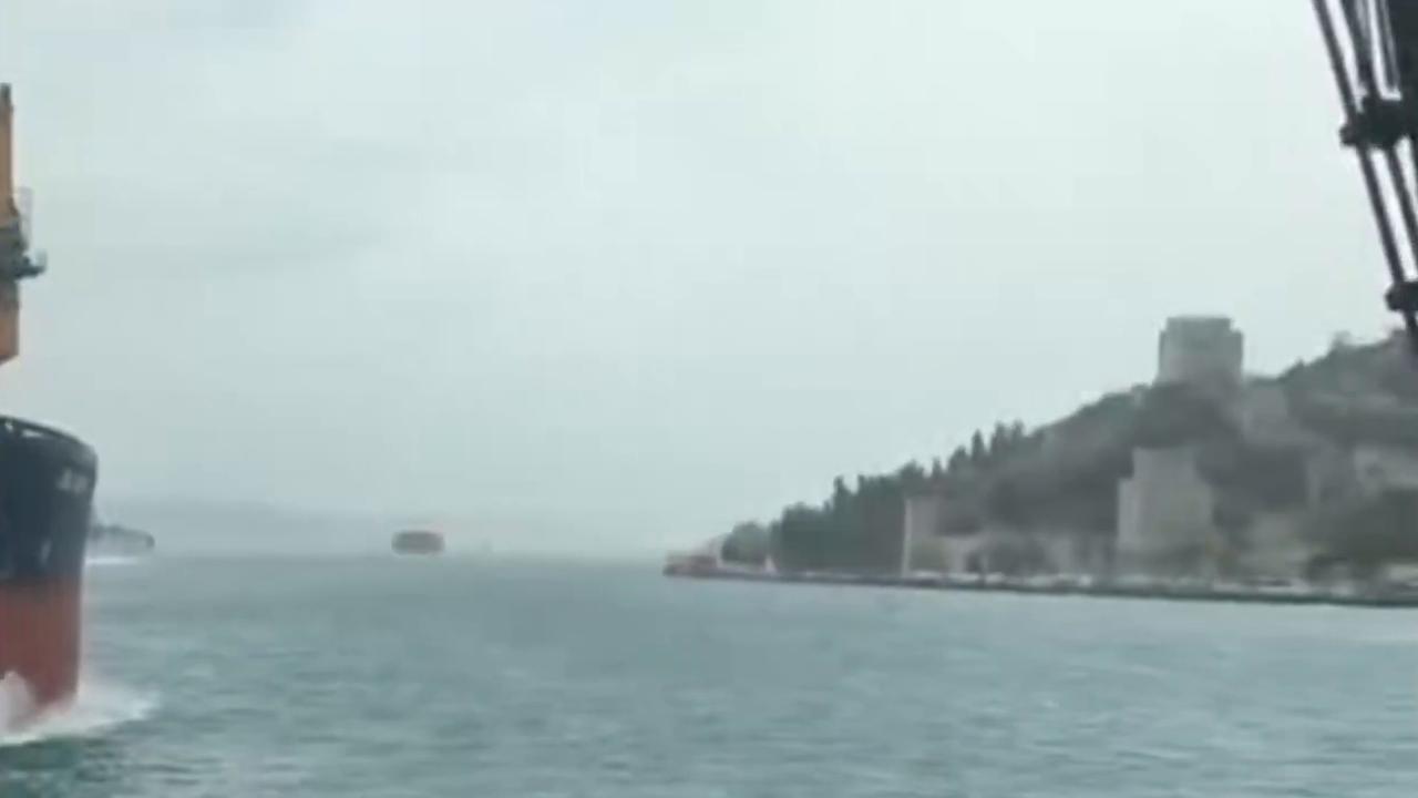 Video thumbnail for Türkiye: Istanbul Strait shipping traffic suspended after cargo vessel malfunction.
