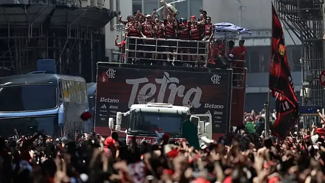 Video thumbnail for Police clash with Flamengo fans in Rio during Copa Libertadores parade