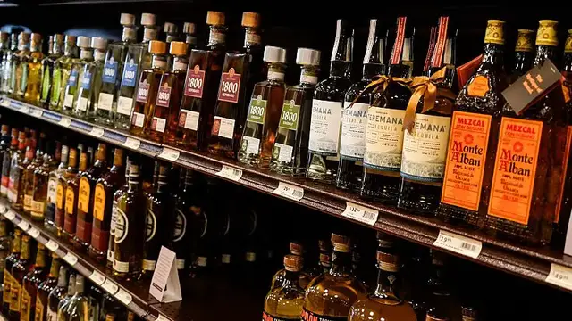 'Video thumbnail for US drinking rate hits new low amid rising health concerns, poll finds'