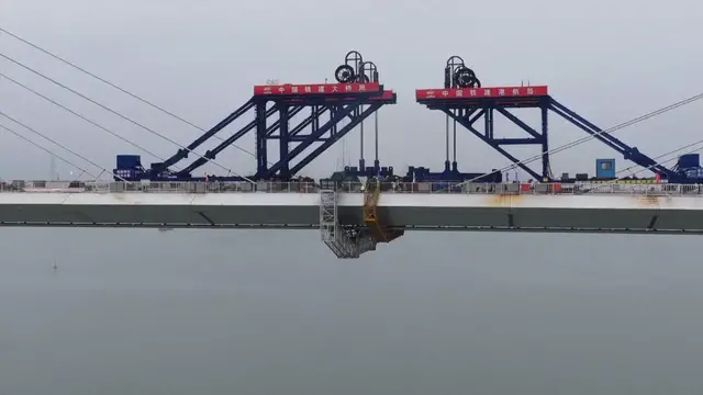 Video thumbnail for China: Qinglongmen Grand Bridge achieves main span closure in Zhejiang.