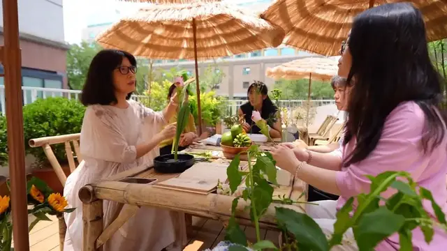 Video thumbnail for China: Beijing turns rooftop spaces into new destinations.