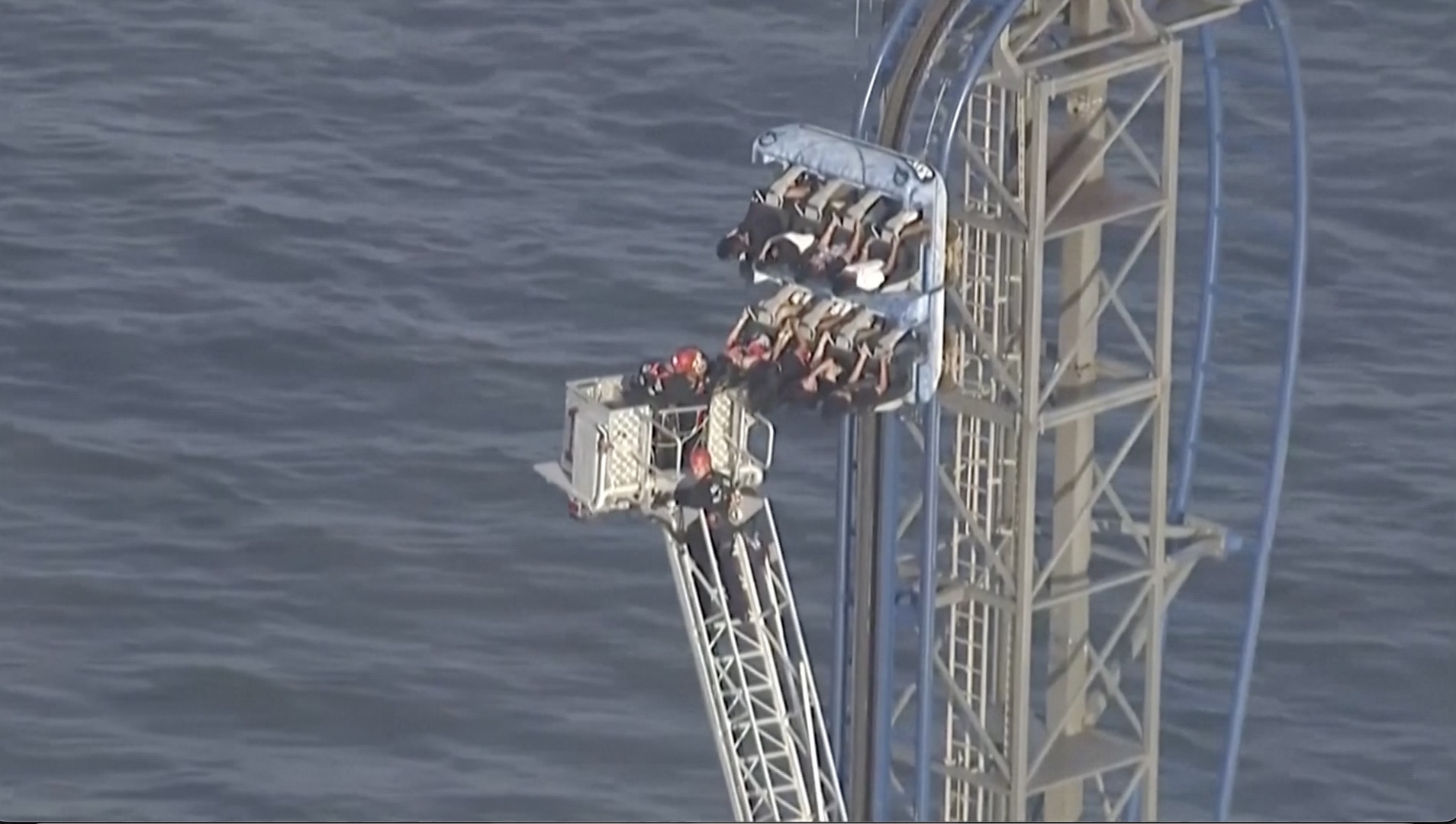 Video thumbnail for Firefighters work to free riders stuck atop a rollercoaster in Texas