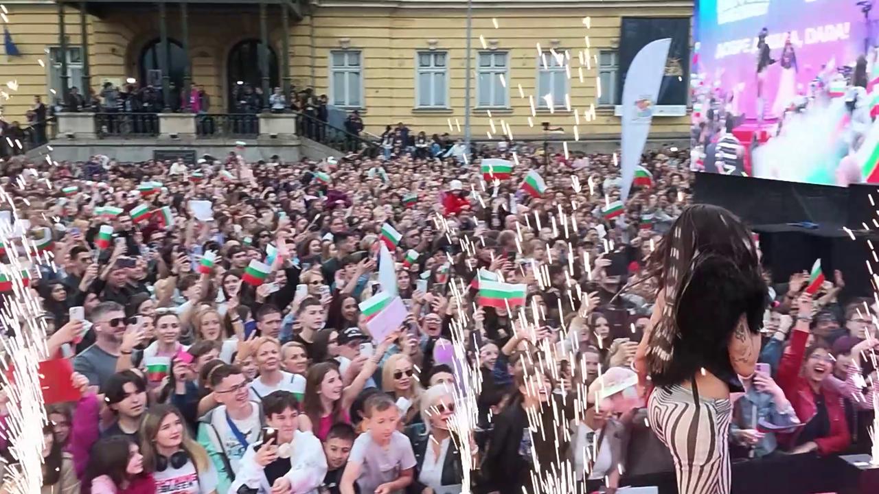 Video thumbnail for Bulgaria: Eurovision 2026 winner, Bulgarian singer Dara welcomed by fans on return home.