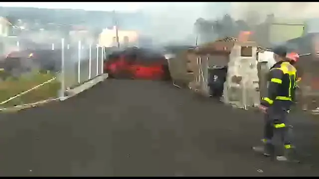Video thumbnail for Lavafluss durch Ortschaft - Vulkanausbruch La Palma 2021