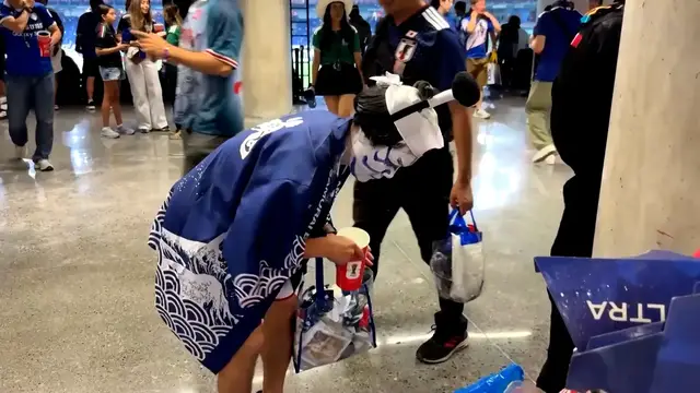 Video thumbnail for Japanese fans clean up stands after celebrating World Cup win