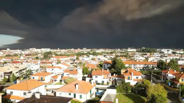 Video thumbnail for Huge Smoke Cloud Rises Over Albergaria, Portugal as Fire Spreads