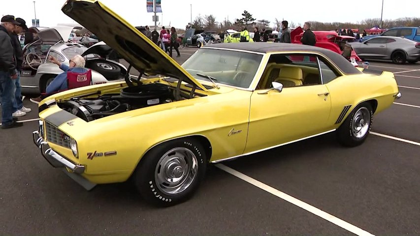 Video thumbnail for 1,000 classic cars participate in Long Island's largest car show