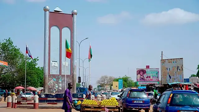 Video thumbnail for Niger's military 'gradually regaining control' after mutiny at military base
