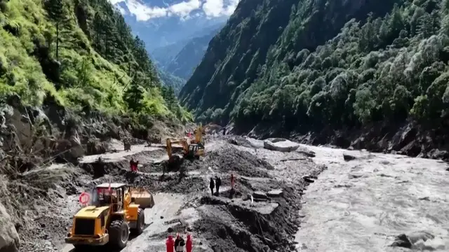 Video thumbnail for Chinese rescuers race to reach mudslide survivors