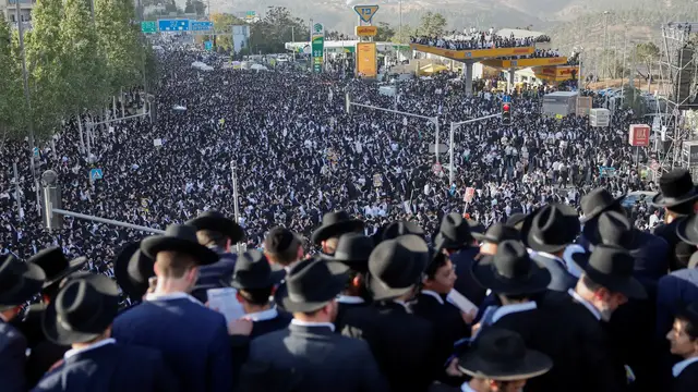 'Video thumbnail for Ultra-Orthodox Jews rally in Israel against military service'