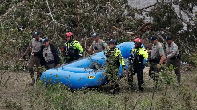 Video thumbnail for Texas flooding disaster: Rising death toll fuels anger over 'inadequate warning'