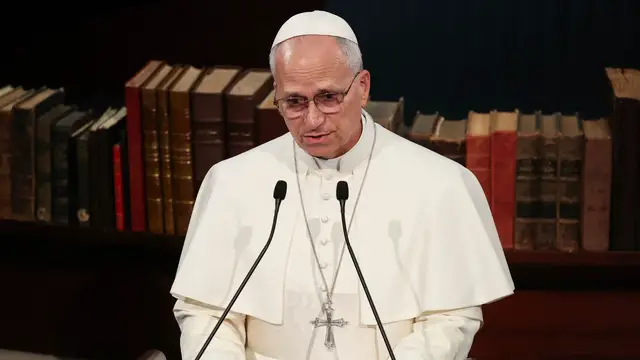 Video thumbnail for Pope Leo XIV delivers message of peace, unity in Turkiye on his first foreign trip as pontiff