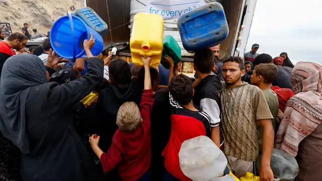 'Video thumbnail for Returning Palestinians struggle for water as most of Gaza's infrastructure destroyed by Israel'