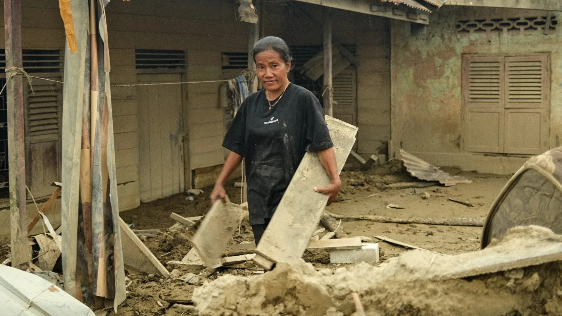 Video thumbnail for Sumatra deadly floods: Legal case launched against government over response