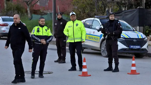 Video thumbnail for Seven Turkish police officers reported injured in raid against suspected ISIL members