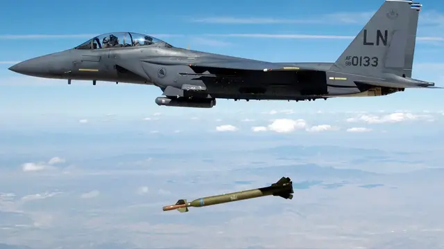 Video thumbnail for Israel is using high-powered bombs to maximise deaths in Gaza, experts say