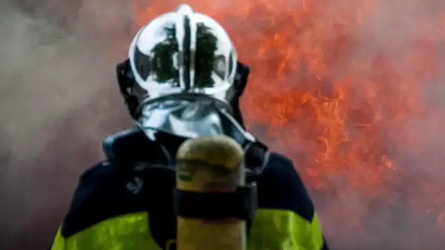 Video thumbnail for Comment Brad Pitt a aidé les pompiers lors des incendies cet été.