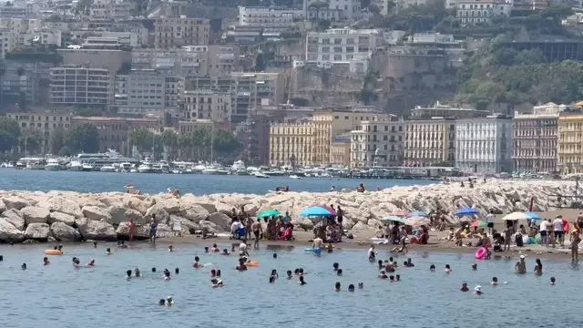 Video thumbnail for Italy: Temperatures reach 40 degrees Celsius in Naples as Italy's fourth heatwave continues.