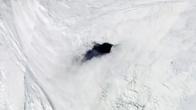 Video thumbnail for Behind the Antarctic ice hole the size of New Zealand: 2024 study reveals