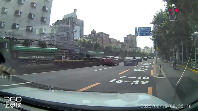Video thumbnail for Dashcam Saves Cat Stranded in Busy Shanghai Traffic