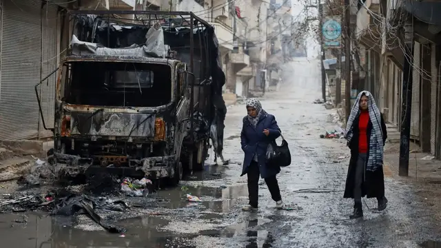 Video thumbnail for Syrians in Kurdish areas of Aleppo pick up pieces after clashes