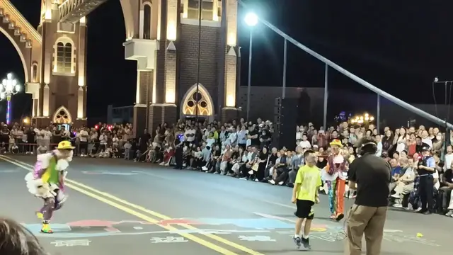 Video thumbnail for Blindfolded Boy Keeps Jumping After Rope Stops at Night Show in Xinjiang