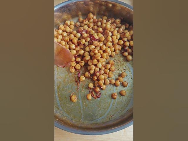 Video thumbnail for Bol de riz jasmin, pois-chiches au paprika fumé, haricots verts, œuf croustillant & chili oil