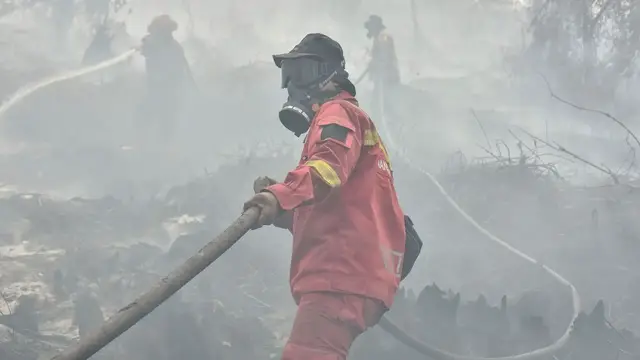 Video thumbnail for Indonesia wildfires: Crews race to contain spreading blazes