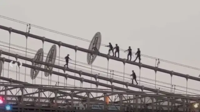 Video thumbnail for At least 6 people seen scaling the Brooklyn Bridge