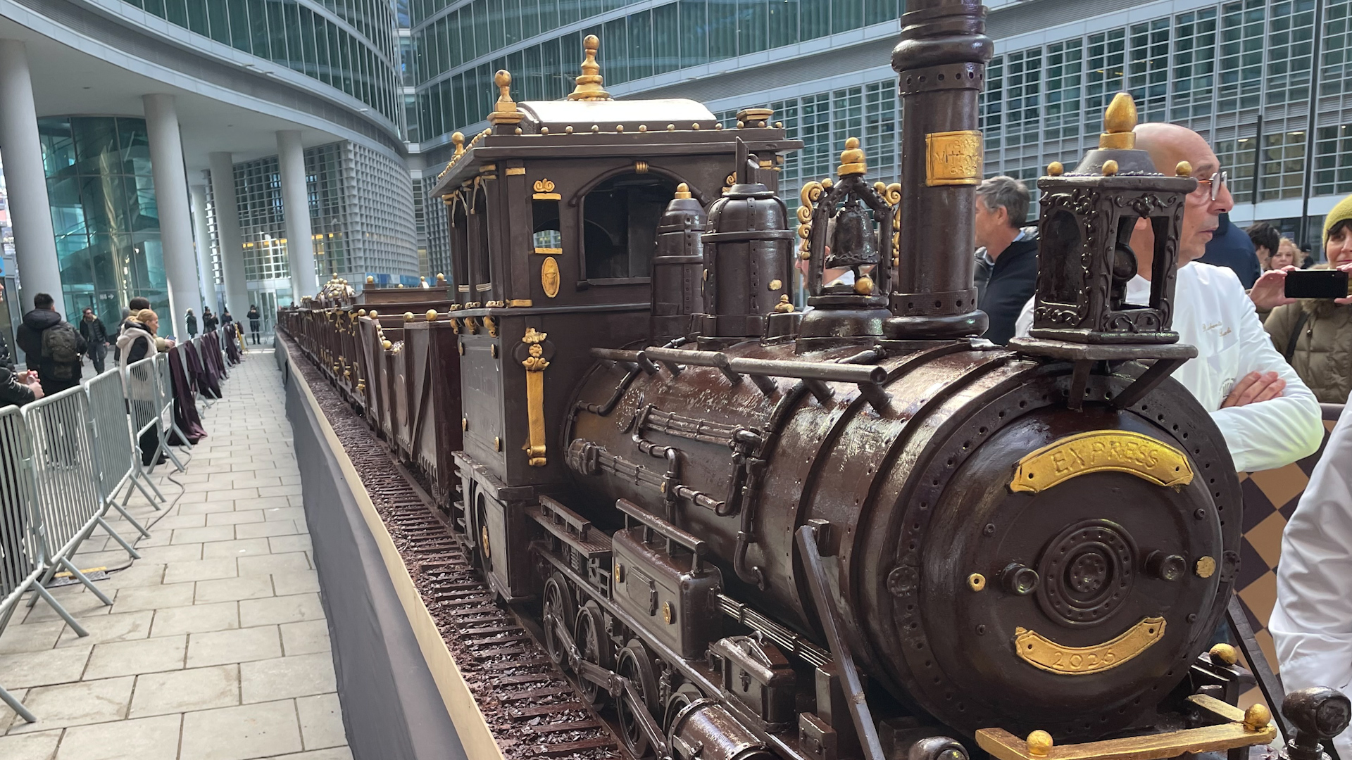 Video thumbnail for Longest chocolate sculpture 55.27 metres (181 ft 3 in) created by Andrew Farrugia and Consorzi di Pasticceri Bergamo-Brescia
