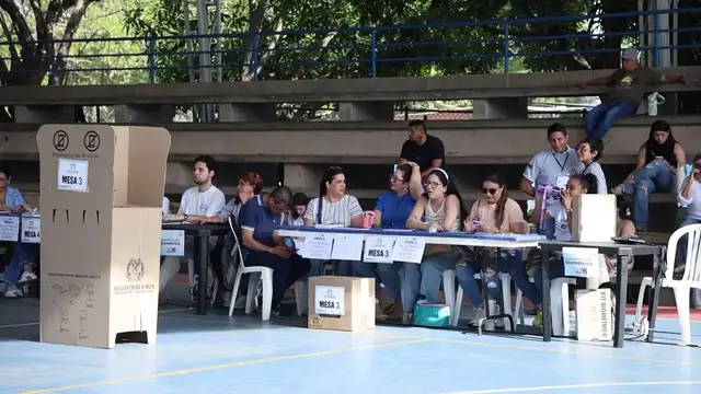 Video thumbnail for Colombia: Colombian presidential candidate De La Espriella votes in Barranquilla runoff.