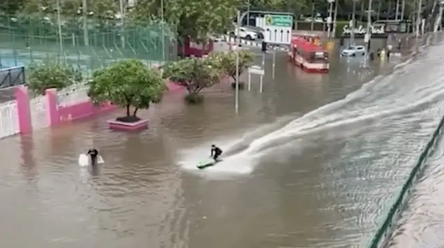 Video thumbnail for Thai police arrest jet skier after joyride through flooded Bangkok streets