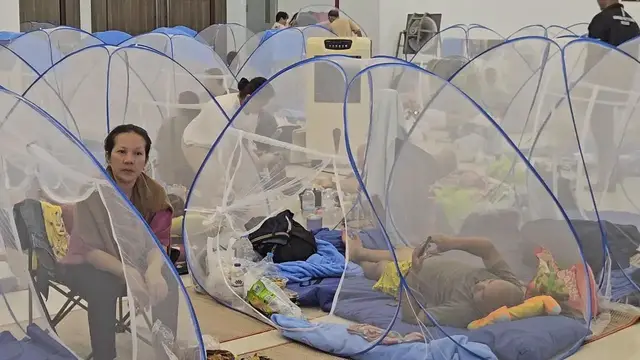 Video thumbnail for Thailand: Bangkok Flooding Forces Residents Into Temporary Shelters 17.