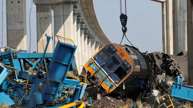 Video thumbnail for Crane collapse causes deadly train crash in Thailand