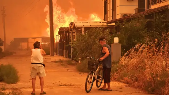 Video thumbnail for Wildfires threaten popular tourist towns near Turkiye's Izmir, forcing mass evacuations