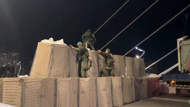 Video thumbnail for Taiwan: Taiwanese forces deploy obstacles on Danjiang Bridge during Han-Kuang military exercise.