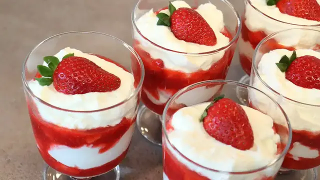 'Video thumbnail for Super schnell gemacht‼️ Macarpone-Erdbeer-Dessert 💯🍓🍓'