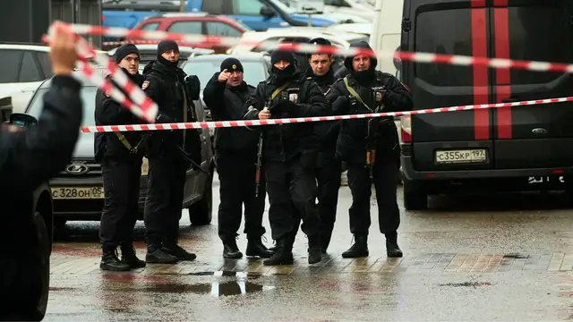 Video thumbnail for Two police officers among three killed in car explosion in Moscow