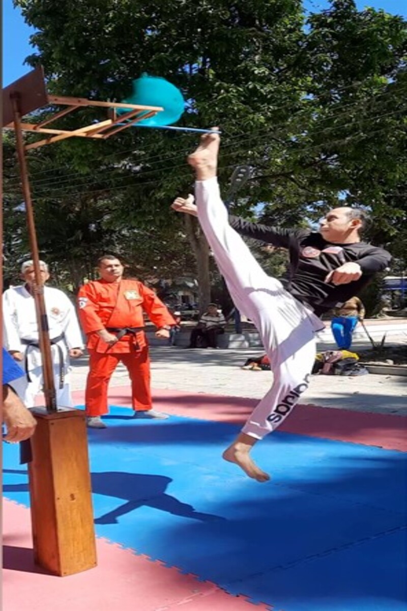 Video thumbnail for Highest unassisted martial arts 360 kick  2.23 metres (7 ft 3 in) by Carlos Jaen