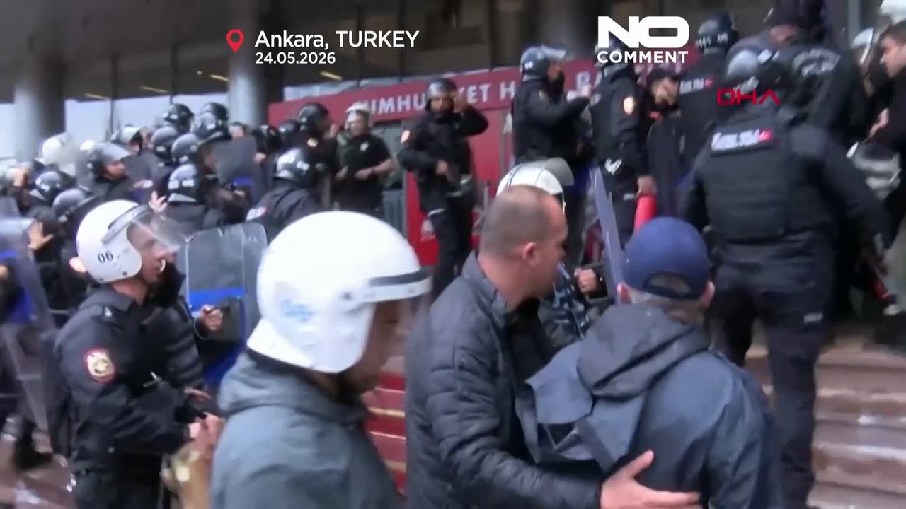 Video thumbnail for Turkish police use tear gas to break into CHP headquarters