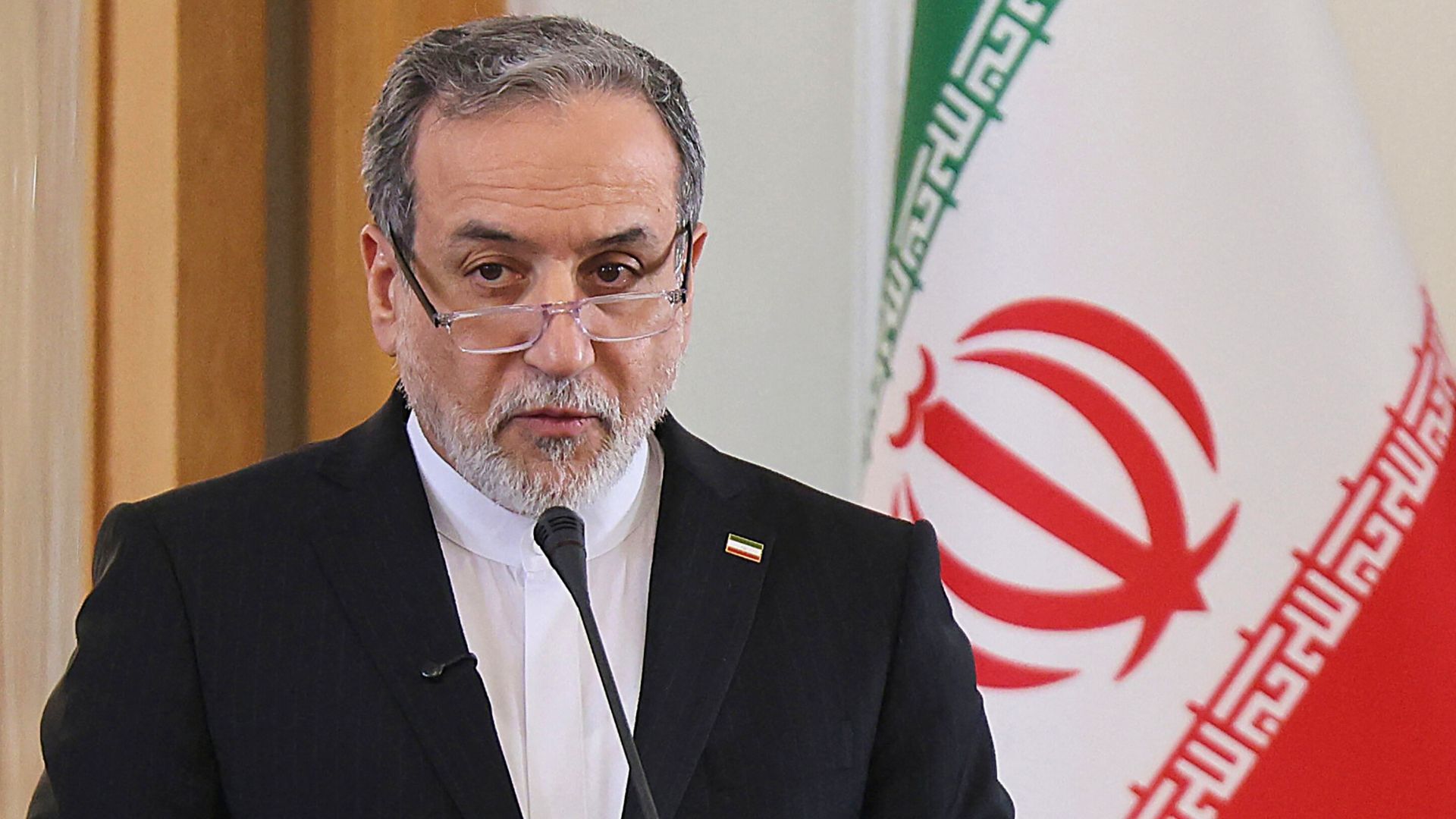 Video thumbnail for US must drop threat of using force against Iran, FM Araghchi says