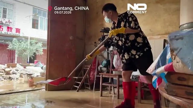 Video thumbnail for Mud and debris left behind after deadly floods in southern China