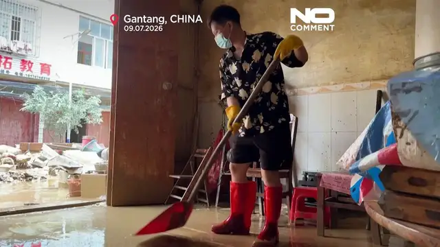Video thumbnail for Mud and debris left behind after deadly floods in southern China