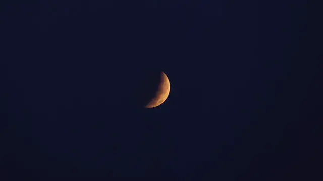 Video thumbnail for Greece: Partial lunar eclipse visible over Greek capital.