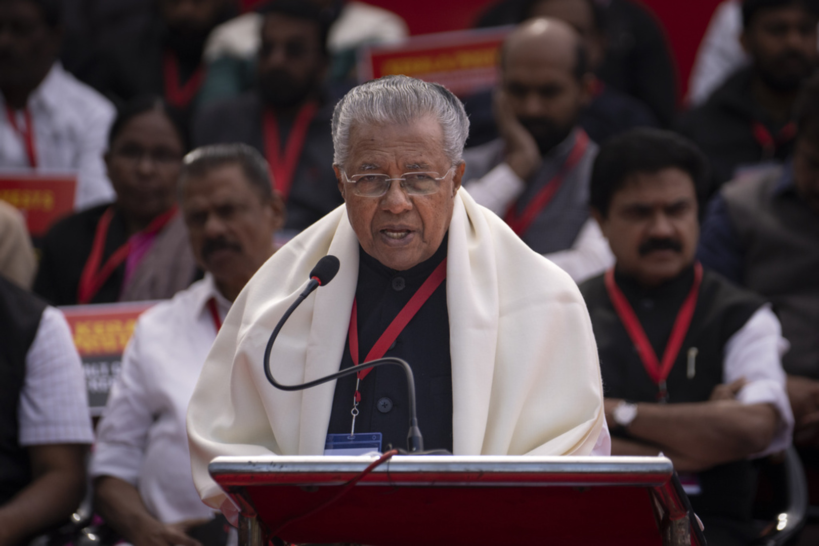 Video thumbnail for Raid on Indian opposition leader triggers violence in Kerala