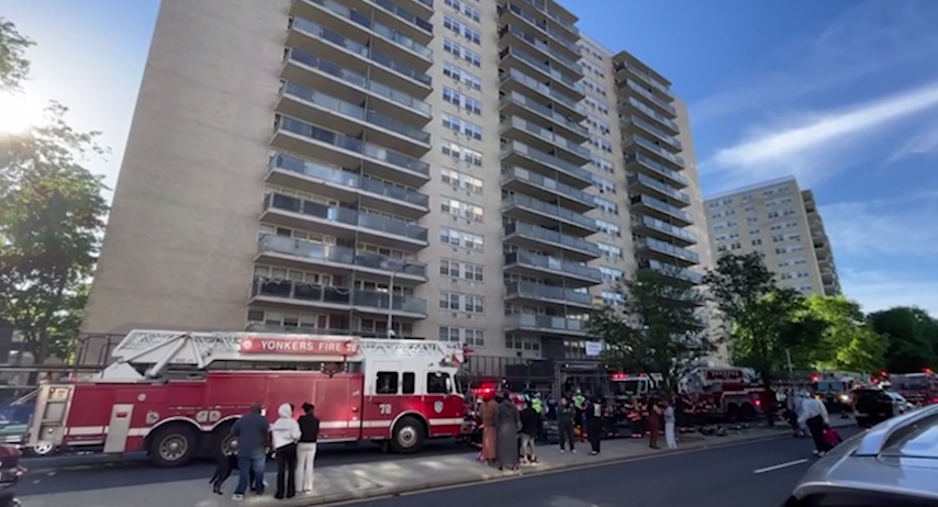 Video thumbnail for Heavy smoke pours from Yonkers building during early morning fire