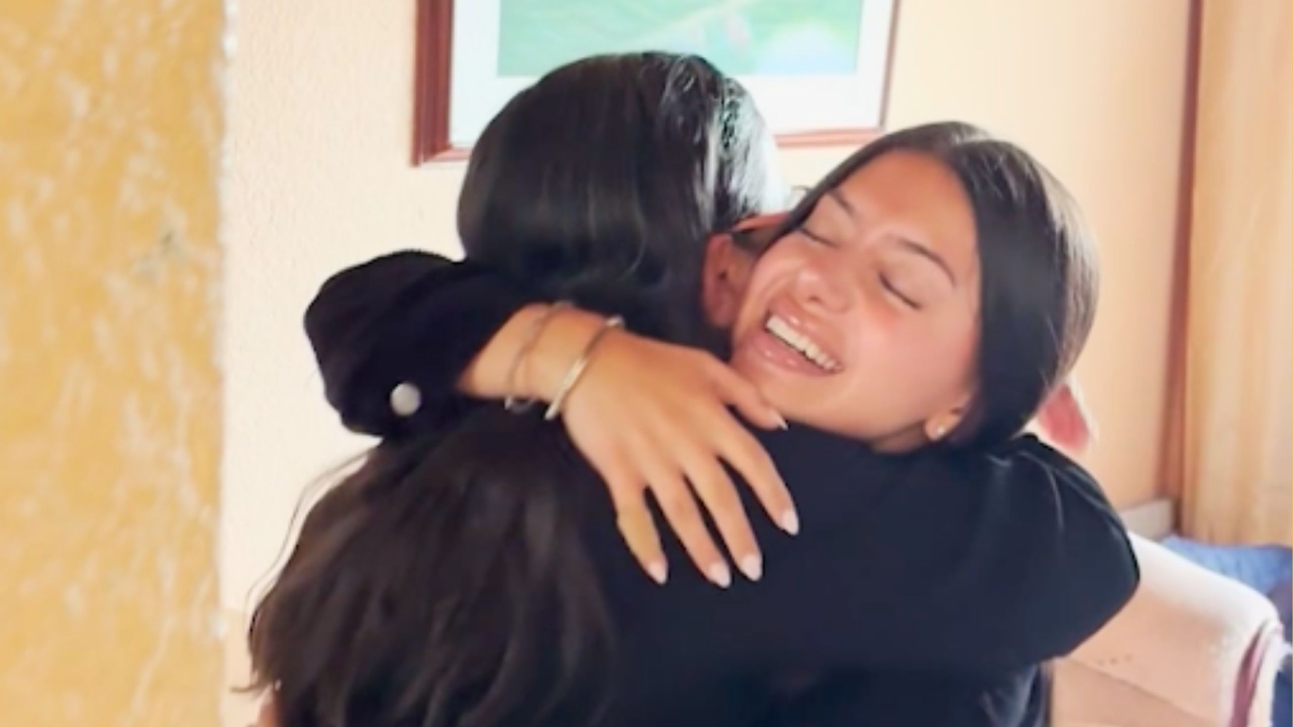 Video thumbnail for Adopted Sisters Who Met Via TikTok Meet Biological Mom For First Time In Colombia