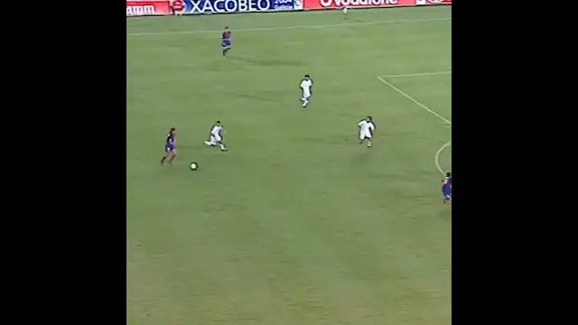 'Video thumbnail for Ronaldinho dribbling skills to score'