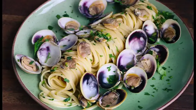 Video thumbnail for Italian vongole pasta
