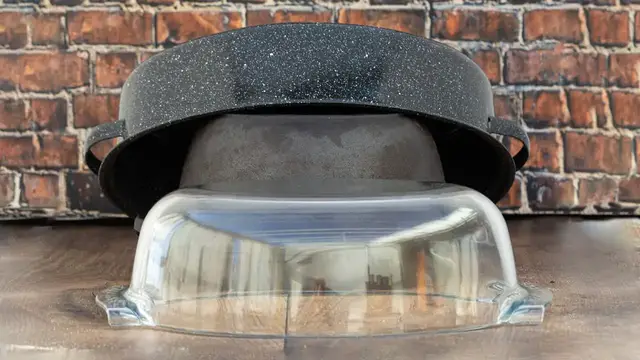 'Video thumbnail for Sourdough Baking: Cast Iron vs Pyrex vs Enameled Roaster | Foodgeek'